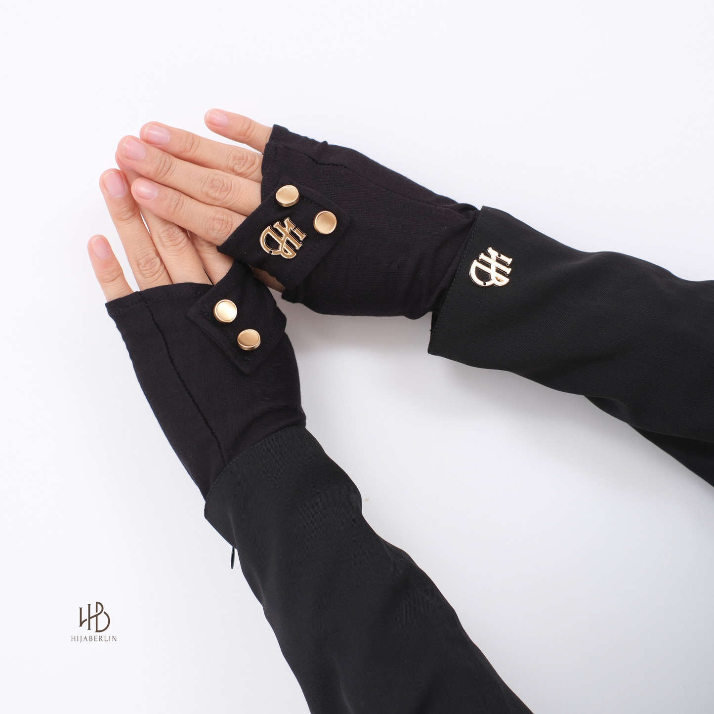 handsock sling button hijaberlin warna putih hitam almond desain asimetris dengan thumb hole dan kancing dekoratif
