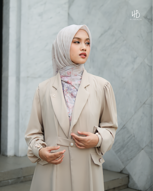 Salamah Outer Dress warna nude dari Hijaberlin — outer syar’i untuk Umrah, bahan anti-UV, potongan longgar dengan detail kancing dan lengan balon.