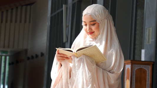 10 Amalan Ringan Berpahala Besar untuk Mengejar Lailatul Qadar