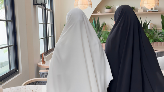 Kesyahduan Malam di Tanah Suci: Doa-doa Rahasia Muslimah