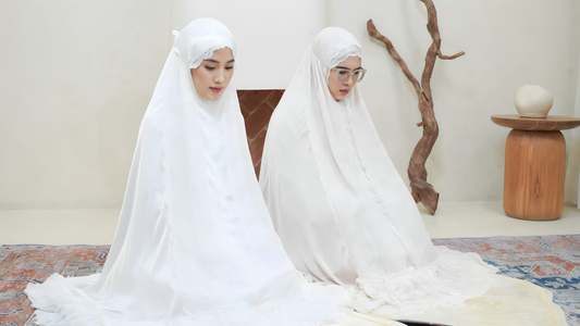 women wearing prayer set by Hijaberlin